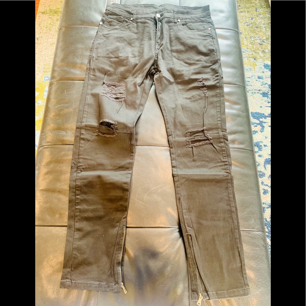 Ripped jeans. True to fit and very comfortable!
